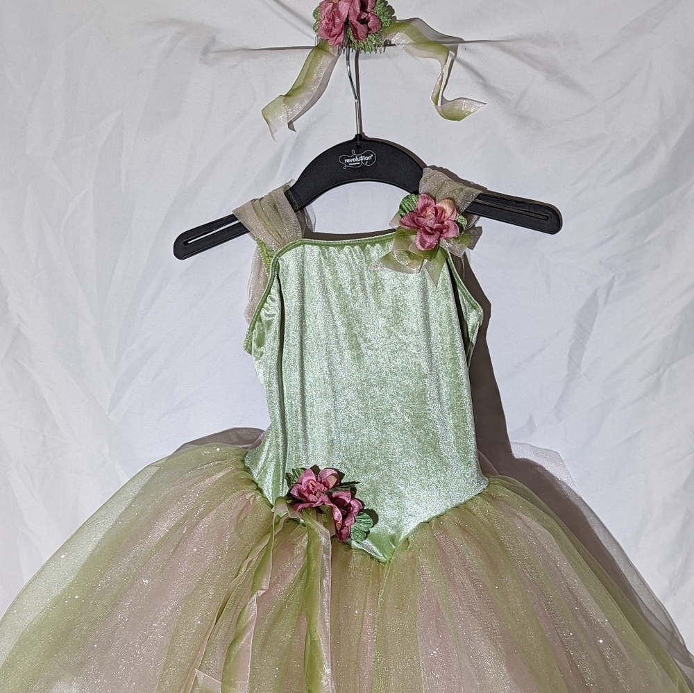 Revolution light green dance costume